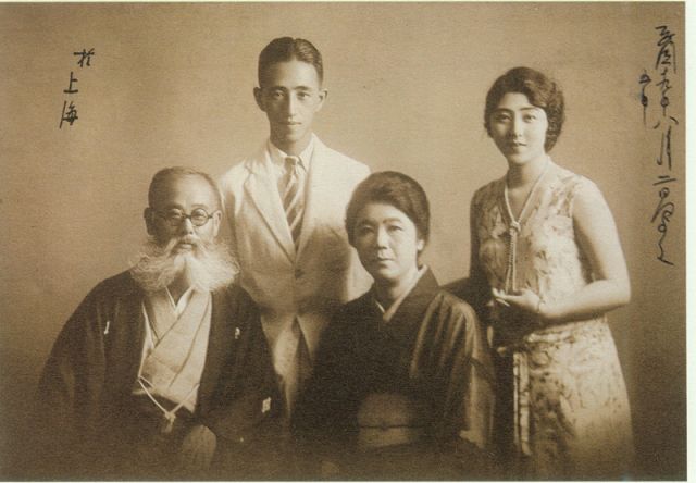4-18、照片：梅屋莊吉一家在上海的合影.jpg