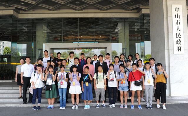 5-16 長崎學生在市府門前合影.JPG