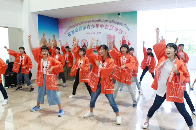 5-17 日本學生在歡迎儀式上表演節目.png