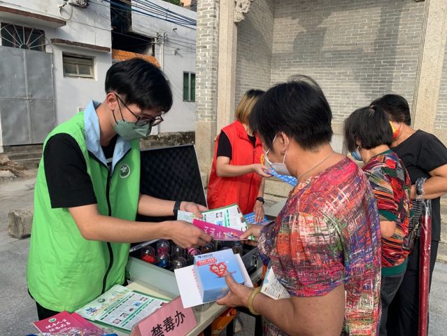 三鄉(xiāng)鎮(zhèn)開展“宣傳禁毒進(jìn)小家，‘無毒’社區(qū)靠大家”活動(dòng)照片3.jpg