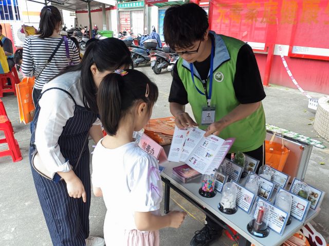 三鄉鎮開展“親子游園樂融融，大手小手齊禁毒“宣傳活動圖片4.jpg