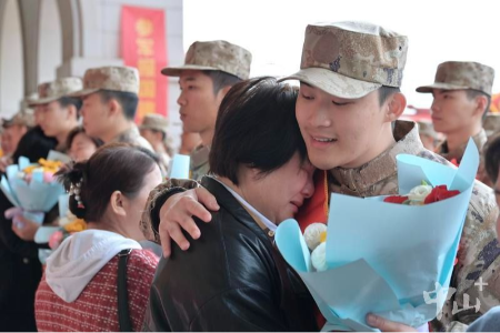 戎裝加身踏征程，中山歡送數百名新兵赴軍營