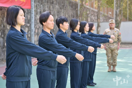 中山召開2025年上半年女兵審批定兵會議，多名新兵光榮入伍